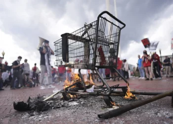 Las consecuencias de la quema de una efigie del primer ministro Benjamin Netanyahu y también de una bandera israelí ante la mirada de los manifestantes, el miércoles 24 de julio de 2024, en Washington, cerca de Union Station y el Capitolio de Estados Unidos. (AP/Mike Stewart)