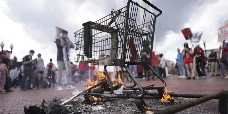 Las consecuencias de la quema de una efigie del primer ministro Benjamin Netanyahu y también de una bandera israelí ante la mirada de los manifestantes, el miércoles 24 de julio de 2024, en Washington, cerca de Union Station y el Capitolio de Estados Unidos. (AP/Mike Stewart)