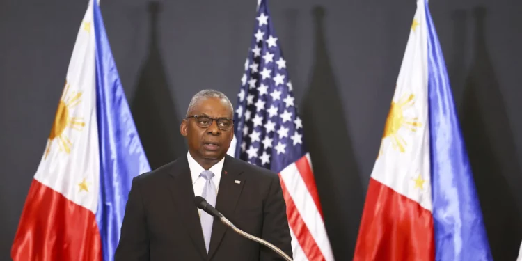 El secretario de Defensa de Estados Unidos, Lloyd Austin, habla durante una conferencia de prensa conjunta con el secretario de Estado, Antony Blinken, el secretario de Relaciones Exteriores de Filipinas, Enrique Manalo, y el secretario de Defensa Nacional, Gilberto Teodoro, después de una reunión de ministros de Relaciones Exteriores y Defensa en Camp Aguinaldo en Manila, Filipinas, el 30 de julio de 2024. (Foto AP/Basilio Sepe)