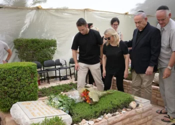 El primer ministro, Benjamin Netanyahu (segundo desde la derecha), se reúne con familiares y amigos en un acto conmemorativo por su hermano Yonatan, quien murió en la operación para liberar a los rehenes israelíes en Entebbe, en el cementerio militar del Monte Herzl, Jerusalén, el 5 de junio de 2024. (Amos Ben Gershom/GPO)