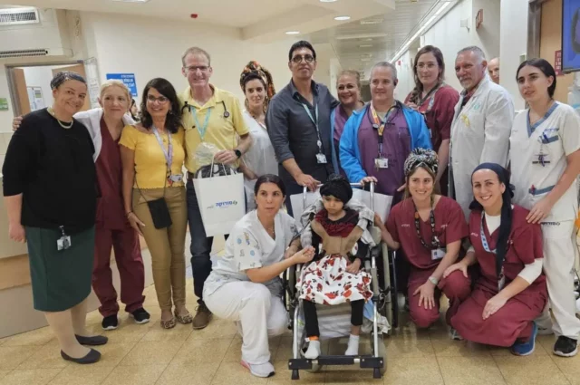 Niña herida en ataque con cohetes en Israel es dada de alta del hospital