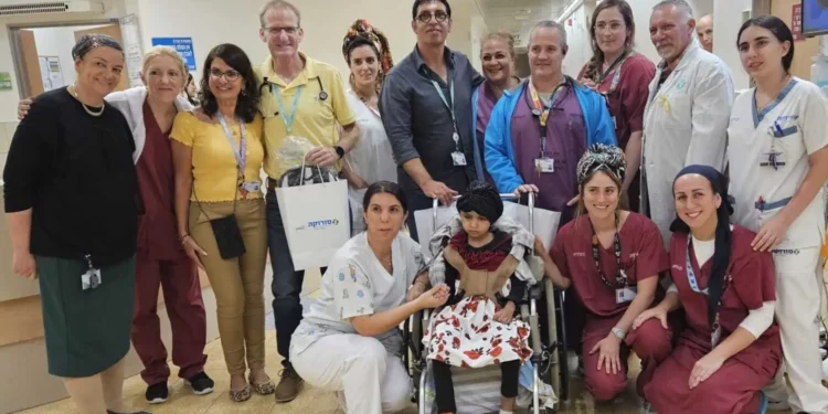 Amina Hassouna, de 7 años, acompañada por su familia y el personal médico, recibe el alta del Centro Médico Soroka en Beersheba el 28 de julio de 2024, 3,5 meses después de resultar herida en el ataque de Irán a Israel. (Centro Médico Soroka)