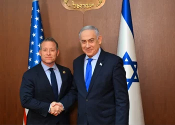 El primer ministro Benjamin Netanyahu (derecha) se reúne con el representante estadounidense Josh Gottheimer en su oficina de Jerusalén el 3 de julio de 2024. (Haim Zach/GPO)