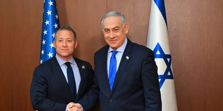 El primer ministro Benjamin Netanyahu (derecha) se reúne con el representante estadounidense Josh Gottheimer en su oficina de Jerusalén el 3 de julio de 2024. (Haim Zach/GPO)