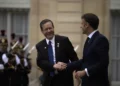 El presidente francés, Emmanuel Macron (derecha), estrecha la mano del presidente israelí, Isaac Herzog, después de su reunión en el Palacio del Elíseo, antes de la ceremonia de apertura de los Juegos Olímpicos de Verano de 2024, el viernes 26 de julio de 2024, en París, Francia. (Foto AP/Louise Delmotte)