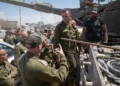 El jefe del Estado Mayor de las Fuerzas de Defensa de Israel, teniente general Herzi Halevi, se reúne con tropas en una base logística avanzada en Rafah, en el sur de Gaza, el 2 de julio de 2024. (Fuerzas de Defensa de Israel)