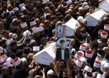 Los dolientes llevan los ataúdes de 10 de los 12 niños muertos en un ataque con cohetes de Hezbolá en Majdal Shams el 28 de julio de 2024 el 28 de julio de 2024 (Jalaa MAREY / AFP)