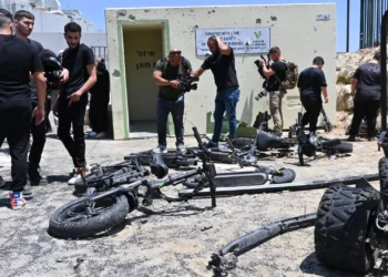 La gente mira el lugar donde cayó un cohete en Majdal Shams el 28 de julio de 2024. (Canaan Lidor/Times of Israel)