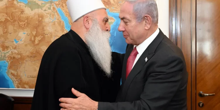 El primer ministro, Benjamin Netanyahu, se reúne con el líder espiritual druso, el jeque Muafak Tarif, en su oficina de Jerusalén el 21 de junio de 2023. (Haim Zach/GPO)