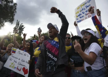 Ciudadanos venezolanos gritan “¡Libertad!” mientras esperan los resultados de las elecciones presidenciales de su país en Quito, Ecuador, el 28 de julio de 2024. (Foto AP/Carlos Noriega)