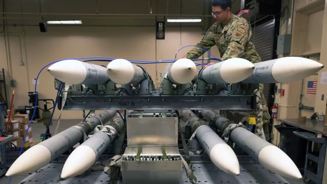 EE. UU. impulsa producción de misiles AMRAAM para aliados
