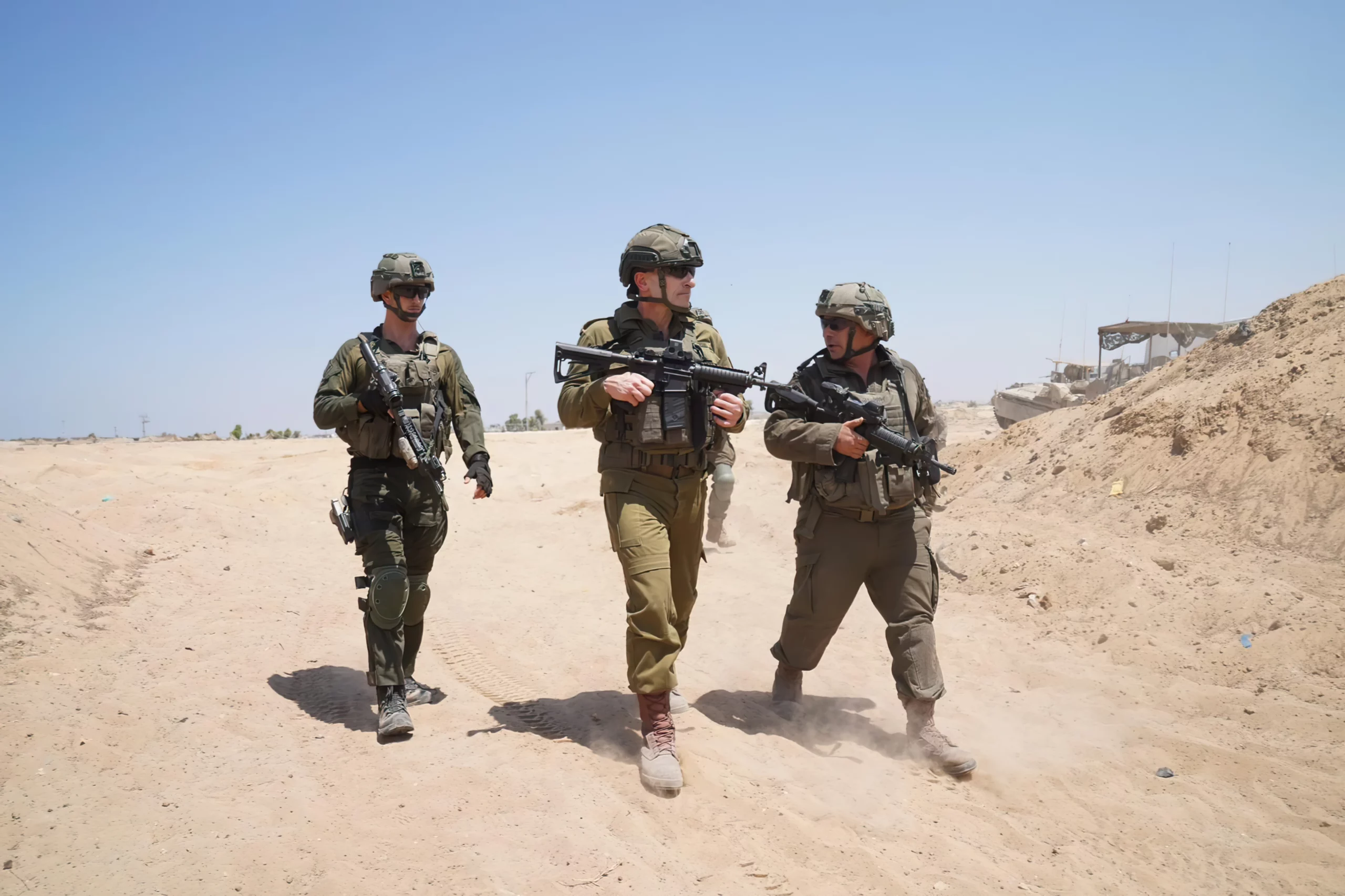 El subjefe del Estado Mayor de las Fuerzas de Defensa de Israel, mayor general Amir Baram (centro), camina con miembros de la 98.ª División en la Franja de Gaza, en una fotografía difundida el 21 de agosto de 2024. (Fuerzas de Defensa de Israel)