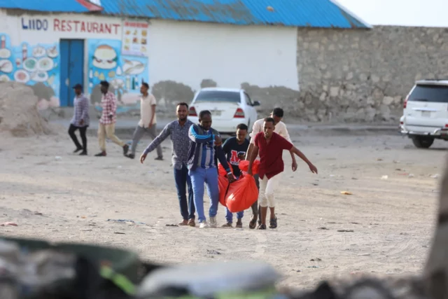 Atentado islamista suicida en playa de Mogadiscio deja 32 muertos