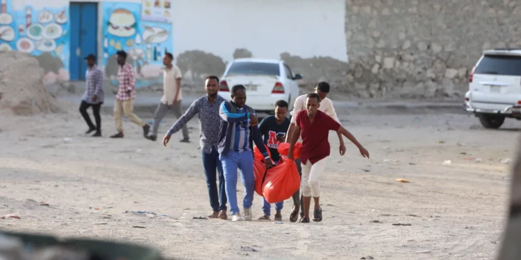 Atentado islamista suicida en playa de Mogadiscio deja 32 muertos