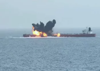 Barco comercial queda sin mando tras ataque hutí en el mar Rojo