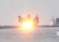 Petrolero con bandera griega a la deriva en llamas tras ataque hutí