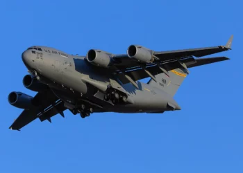 C-17A de la RAAF atravesó el Pacífico con un submarino a bordo