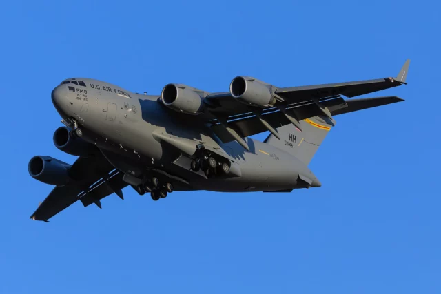 C-17A de la RAAF atravesó el Pacífico con un submarino a bordo