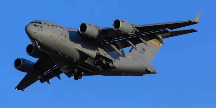 C-17A de la RAAF atravesó el Pacífico con un submarino a bordo