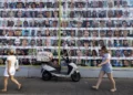 La gente pasa junto a carteles de israelíes tomados como rehenes por Hamás en Gaza desde el 7 de octubre, en Tel Aviv, el 11 de agosto de 2024. (Oren ZIV / AFP)