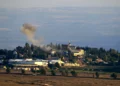 Una fotografía tomada desde una posición en el sur del Líbano, cerca de la frontera con Israel, muestra una columna de humo saliendo del lugar donde se disparó un cohete desde el lado libanés hacia Metula el 3 de agosto de 2024, en medio de los continuos enfrentamientos transfronterizos entre Israel y el grupo terrorista Hezbolá. (AFP)