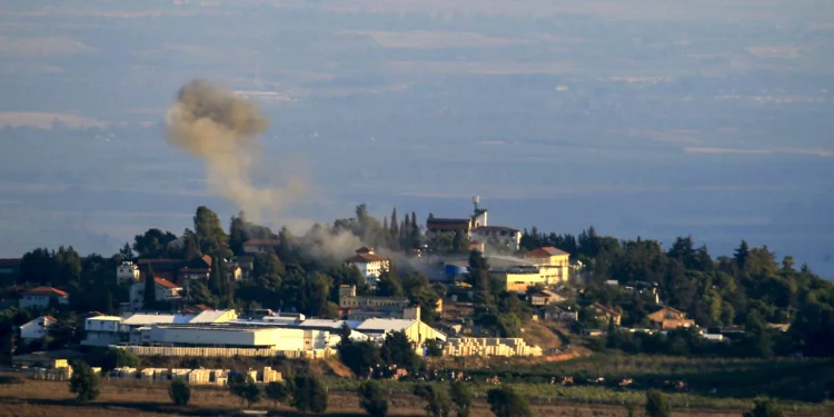 Una fotografía tomada desde una posición en el sur del Líbano, cerca de la frontera con Israel, muestra una columna de humo saliendo del lugar donde se disparó un cohete desde el lado libanés hacia Metula el 3 de agosto de 2024, en medio de los continuos enfrentamientos transfronterizos entre Israel y el grupo terrorista Hezbolá. (AFP)