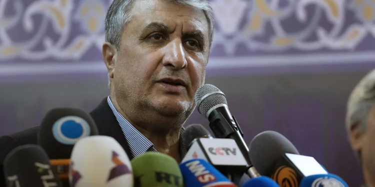 El jefe del departamento de energía atómica de Irán, Mohammad Eslami, habla durante una conferencia de prensa en Teherán, Irán, el 12 de diciembre de 2023. (Foto AP/Vahid Salemi)