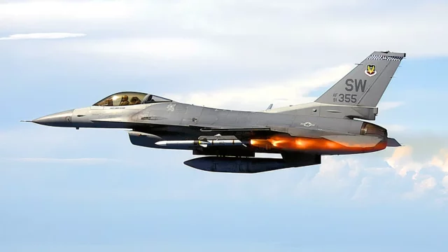 Rumanía compra 186 misiles AIM-120C-8 para sus cazas F-16