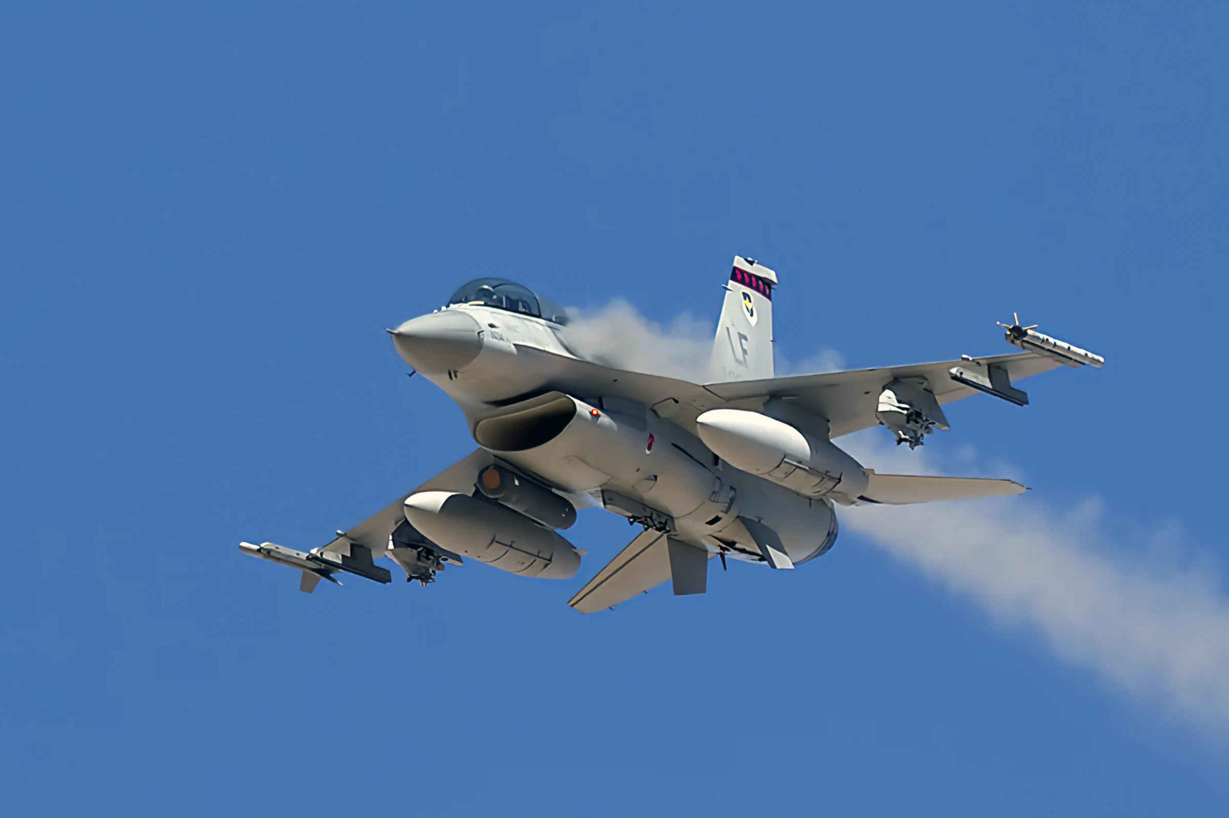 F-16 equipado con cañón del A-10 Warthog