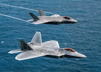 F-22 y F-35 practican maniobras de combate clave contra China