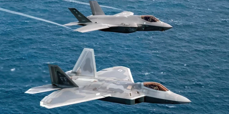 F-22 y F-35 practican maniobras de combate clave contra China