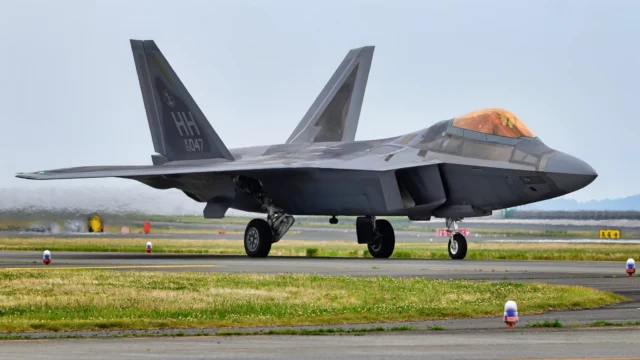 RTX sancionada con $200M por fuga de datos de F-22, B-2 y E-3