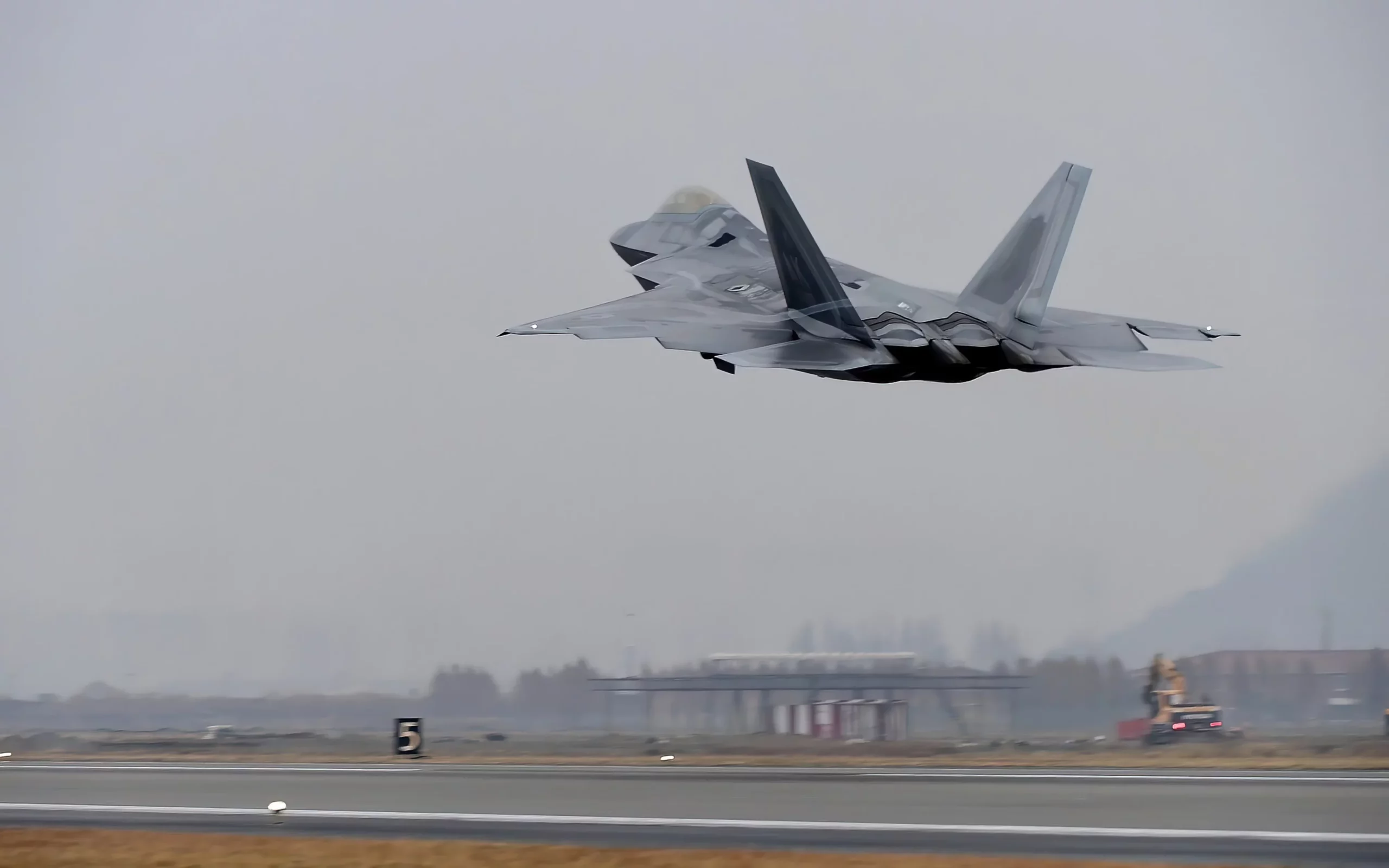 Los F-22 Raptor llegan al Medio Oriente en defensa de Israel