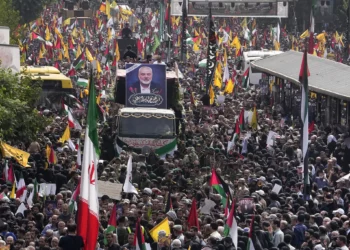 Iraníes siguen a un camión, en el centro, que transporta los ataúdes del líder del grupo terrorista Hamas, Ismail Haniyeh, y su guardaespaldas, quienes fueron asesinados en un asesinato atribuido a Israel el miércoles, durante su ceremonia fúnebre en la plaza Enqelab-e-Eslami (Revolución Islámica) en Teherán, Irán, el 1 de agosto de 2024. (AP/Vahid Salemi)