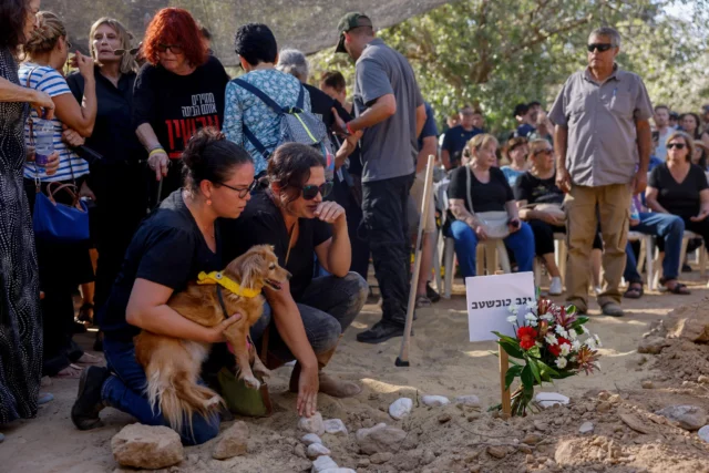 Israel entierra a tres de seis rehenes recuperados de Gaza