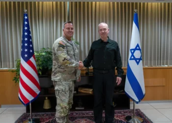 El ministro de Defensa, Yoav Gallant, se reúne con el jefe del CENTCOM de Estados Unidos, general Michael Kurilla, en el Ministerio de Defensa en Tel Aviv, el 5 de agosto de 2024. (Ariel Hermoni/ Ministerio de Defensa)