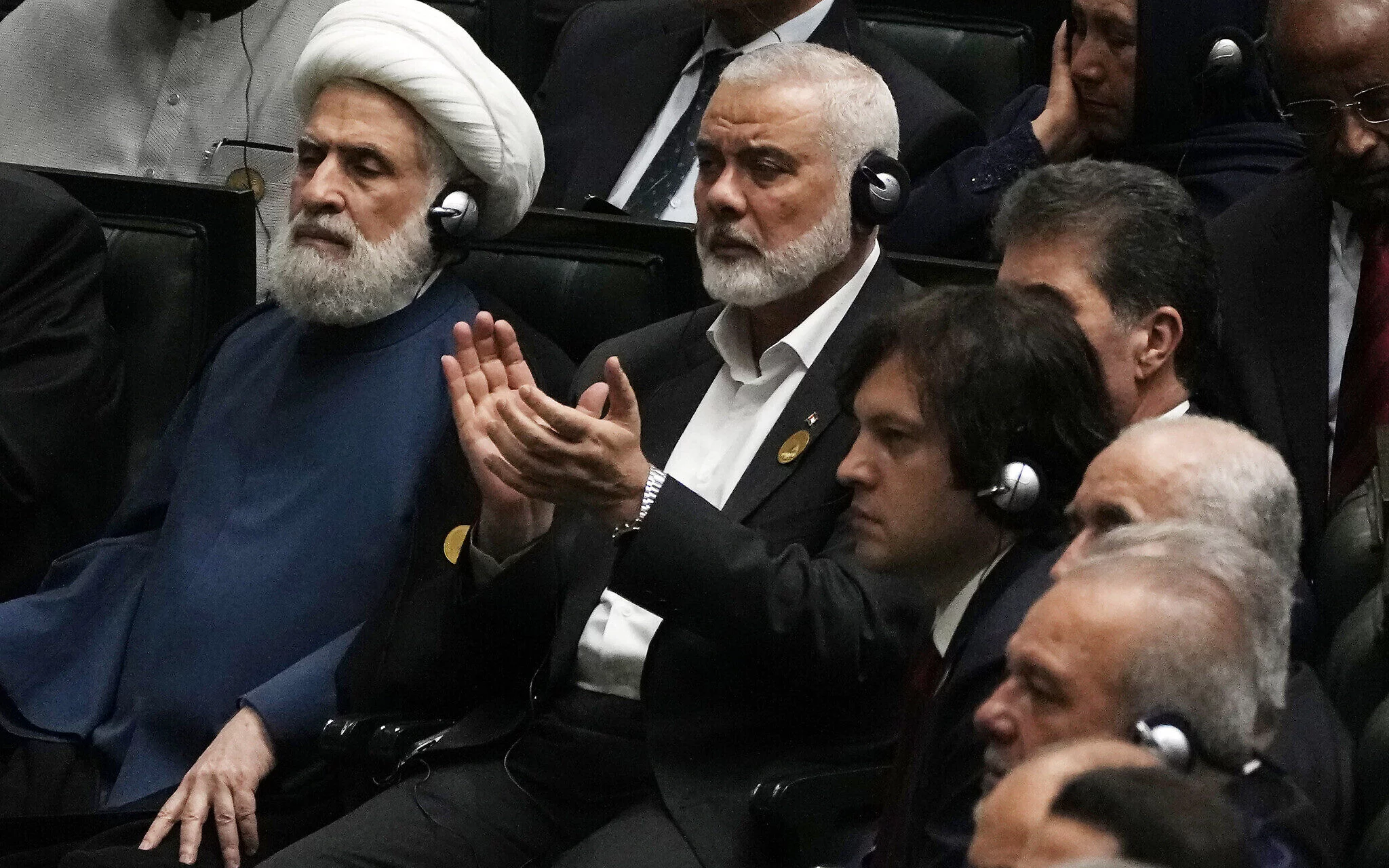 El jefe político de Hamas, Ismail Haniyeh, aplaude durante la ceremonia de juramentación del recién elegido presidente iraní Masoud Pezeshkian (no aparece en la imagen) en Teherán, Irán, el 30 de julio de 2024. A la izquierda está el líder adjunto de Hezbolá, el jeque Naim Kassem. (Foto AP/Vahid Salemi, archivo)