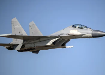 China despliega sus cazas J-16: desplaza al J-7E