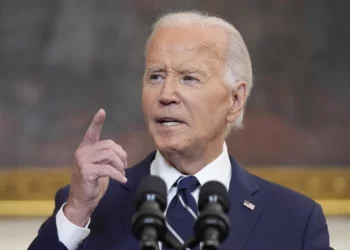 El presidente de Estados Unidos, Joe Biden, pronuncia un discurso sobre el intercambio de prisioneros con Rusia desde el Comedor de Estado de la Casa Blanca, el 1 de agosto de 2024, en Washington. (Foto AP/Evan Vucci)