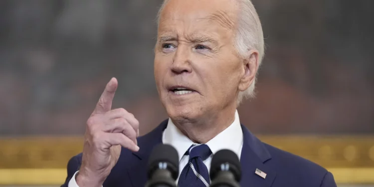 El presidente de Estados Unidos, Joe Biden, pronuncia un discurso sobre el intercambio de prisioneros con Rusia desde el Comedor de Estado de la Casa Blanca, el 1 de agosto de 2024, en Washington. (Foto AP/Evan Vucci)