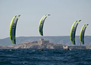 Kitesurfistas israelíes completan primeras carreras en París 2024