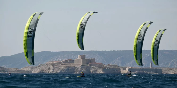 Kitesurfistas israelíes completan primeras carreras en París 2024