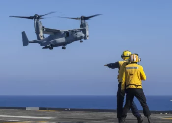 Un MV-22B Osprey, asignado a los “Blue Knights” del Escuadrón de rotor basculante mediano (VMM) 365 (reforzado) de la Marina, aterriza en la cubierta de vuelo del buque de asalto anfibio turco TCG Anadolu (L-400) durante un evento de familiarización entre cubiertas con el buque de asalto anfibio USS Wasp (LHD 1) el 15 de agosto de 2024. (Foto de la Marina de los EE. UU. por el especialista en comunicación de masas de segunda clase Sydney Milligan)