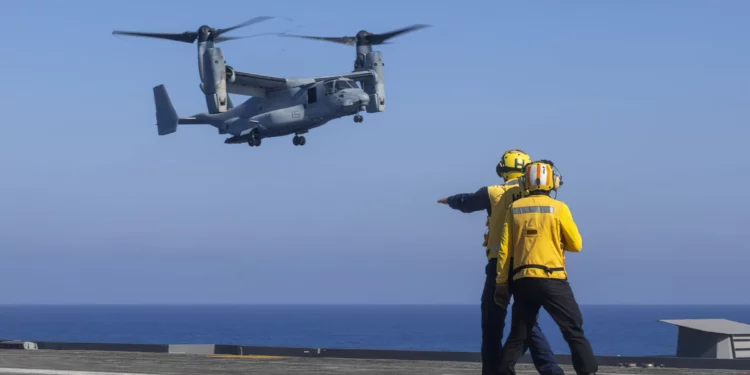 Un MV-22B Osprey, asignado a los “Blue Knights” del Escuadrón de rotor basculante mediano (VMM) 365 (reforzado) de la Marina, aterriza en la cubierta de vuelo del buque de asalto anfibio turco TCG Anadolu (L-400) durante un evento de familiarización entre cubiertas con el buque de asalto anfibio USS Wasp (LHD 1) el 15 de agosto de 2024. (Foto de la Marina de los EE. UU. por el especialista en comunicación de masas de segunda clase Sydney Milligan)