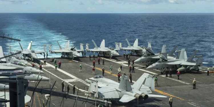 El portaaviones de clase Nimitz USS Theodore Roosevelt es visto en el Mar de China Meridional, el 4 de julio de 2024, antes de reemplazar al USS Eisenhower en el Mar Rojo. (Marinero Ryan Holloway/Marina de Estados Unidos, vía AP)