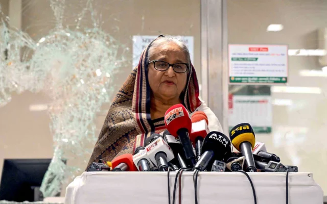 Sheikh Hasina dimite y huye de Bangladesh