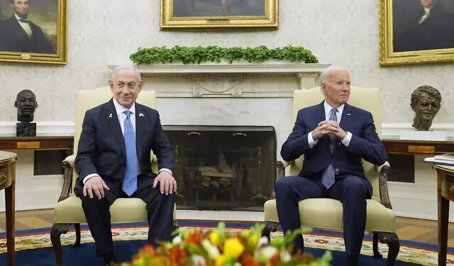 El presidente de Estados Unidos, Joe Biden, a la derecha, se reúne con el primer ministro, Benjamin Netanyahu, a la izquierda, en la Oficina Oval de la Casa Blanca en Washington, el 25 de julio de 2024. (Foto AP/Susan Walsh)