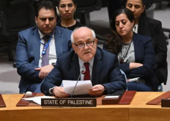 El embajador de la Autoridad Palestina ante las Naciones Unidas, Riyad Mansour, habla durante una reunión del Consejo de Seguridad de la ONU sobre la situación en Oriente Medio, en la sede de la ONU en Nueva York, el 25 de marzo de 2024. (Angela Weiss / AFP)