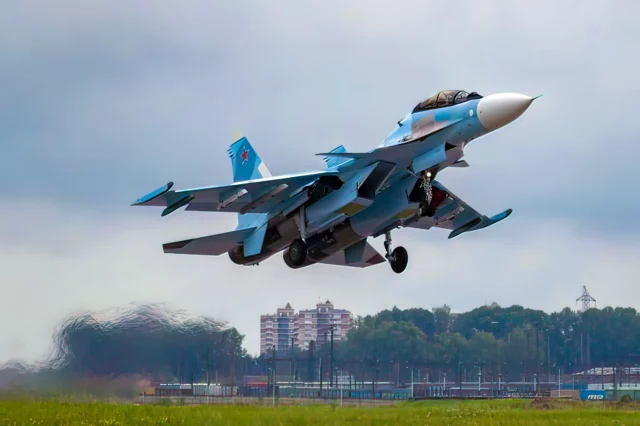 Rusia moderniza el caza Su-30SM con un motor más potente