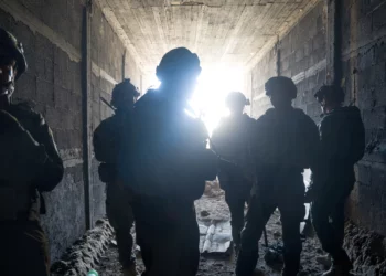 Soldados se encuentran en un túnel inusualmente grande descubierto por las FDI en la zona fronteriza entre Gaza y Egipto, en una foto autorizada por publicación el 4 de agosto de 2024. (Fuerzas de Defensa de Israel)
